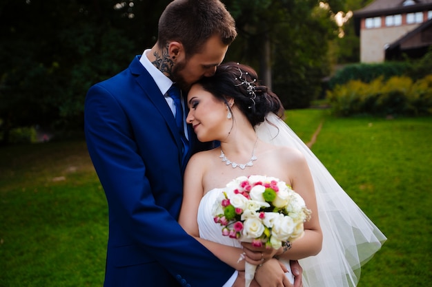 Novias besándose en el fondo de la casa