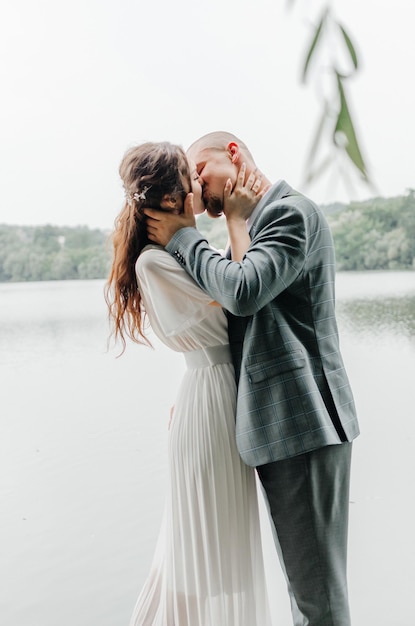 novias besándose en el fondo del lago