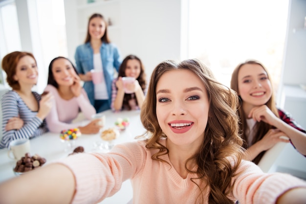 novias en casa tomando selfie