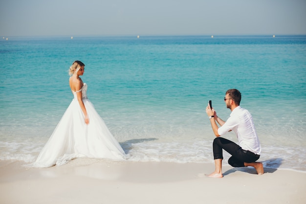 novias cerca del mar