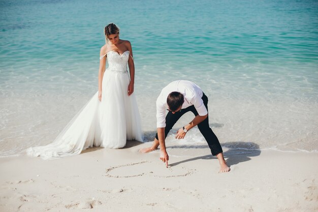 Foto novias cerca del mar