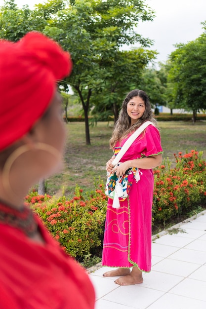 Foto las novias se encuentran en la ciudad para dar un paseo y hablar.