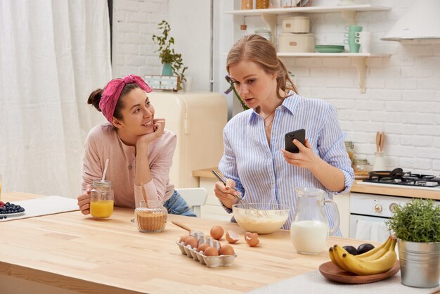 novias felices preparan el desayuno en la cocina