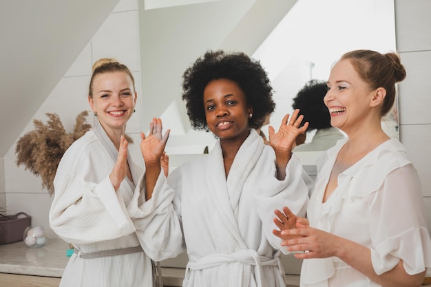 Las novias felices en el spa se embellecen mutuamente