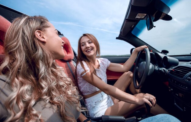 Las novias hablan de viajar en el coche.