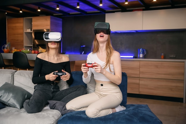 Foto novias jugando con videojuegos de emoción en casa con gafas vr disfrutando de tiempo de vacaciones para