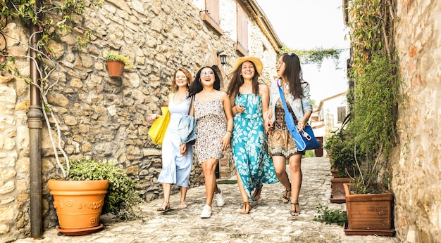 Novias milenarias multirraciales caminando en el recorrido por el casco antiguo