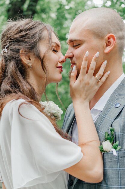 las novias se miran enamoradas