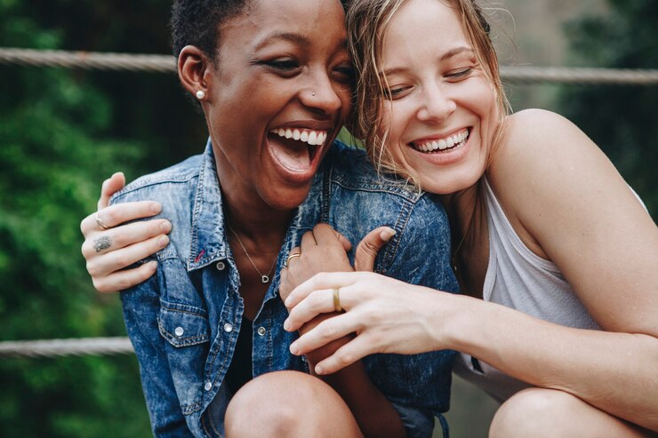 Novias pasando un buen rato juntas