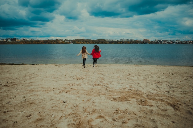 novias en la playa