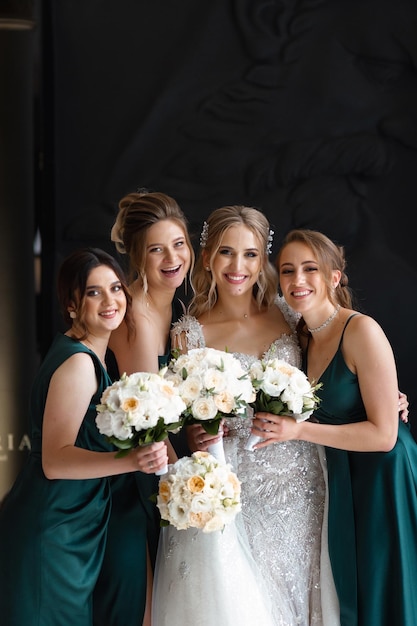 Novias posando para una foto con la palabra azura en la pared