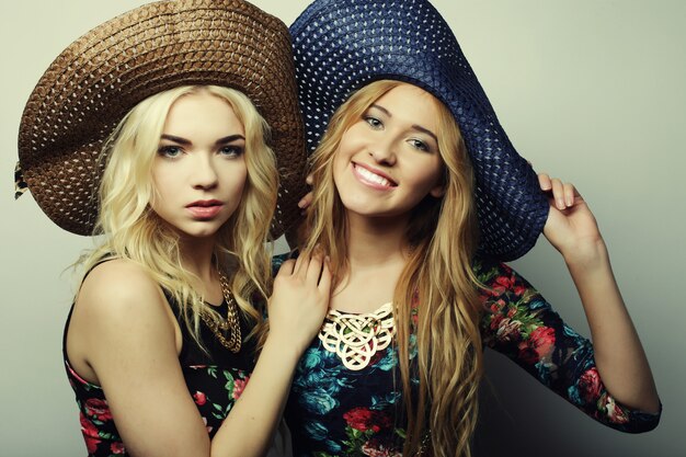 Novias posando con sombreros de paja