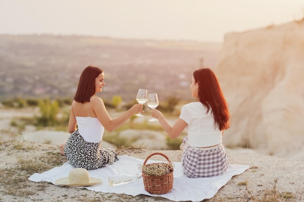 novias tintineando copas de vino