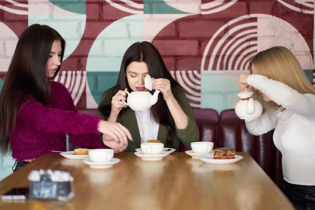 Novias tomando té en la cafetería