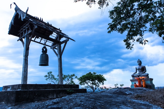 Novice Monk acende velas para o Buda