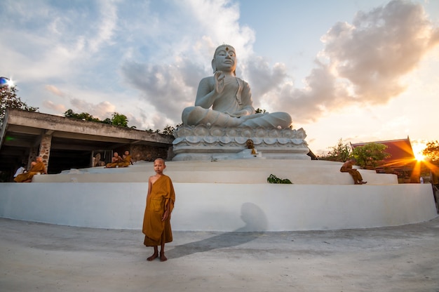 Novicio monje budista de la estatua de Buda en Tailandia