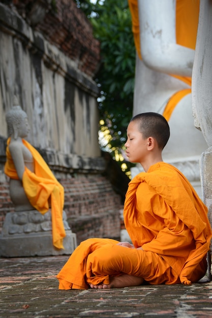 Novicio practicando meditación en Wat Yai Chaimongkol, Ayutthaya, Tailandia, 21 de mayo de 2021.