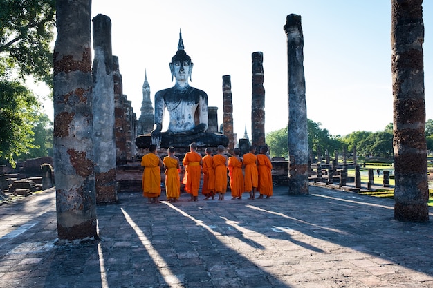 Los novicios están adorando una antigua imagen de Buda.