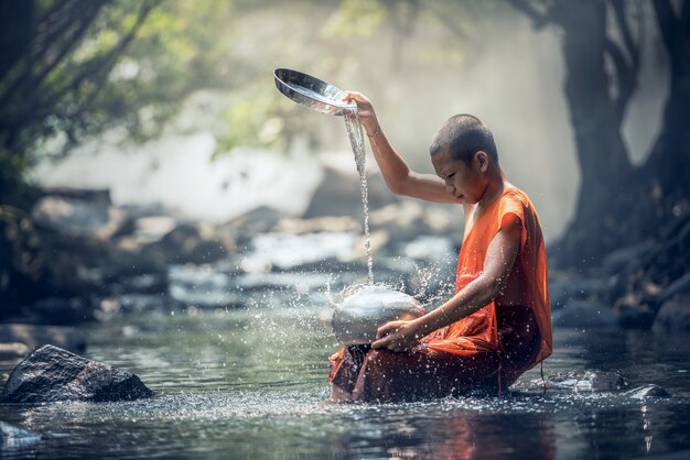 Noviço monge na tailândia