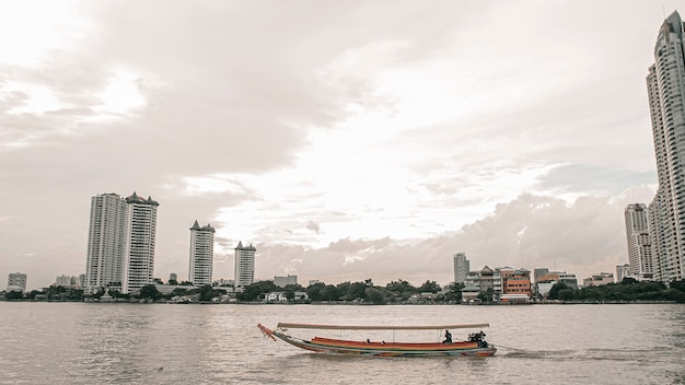 Noviembre de 2019. Bangkok Tailandia bote de cola larga que sirve a personas y turistas a lo largo del río Chao Phraya