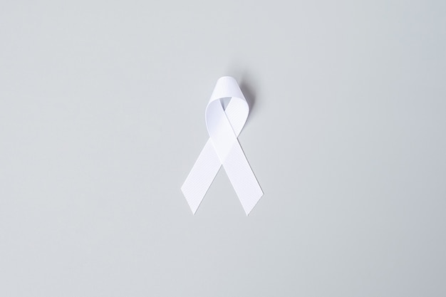 Foto noviembre mes de concientización sobre el cáncer de pulmón, día de la democracia y la paz internacional. cinta blanca sobre fondo gris