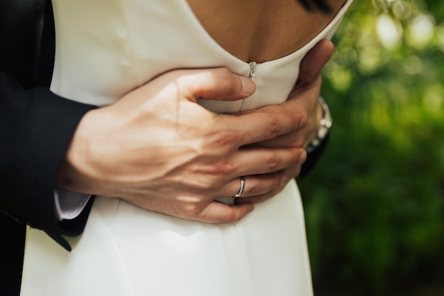 Foto el novio abraza la cintura de la novia