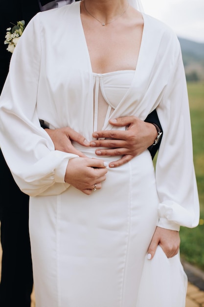 El novio abraza a la novia el día de la boda.