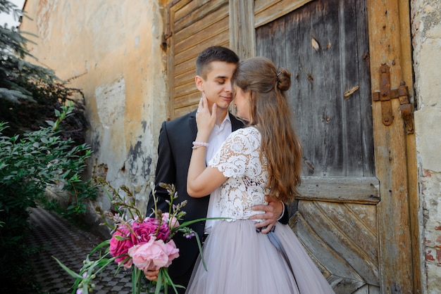 El novio abraza a la novia