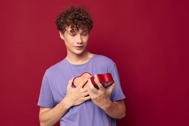 Novio adolescente camiseta morada regalo en forma de corazón