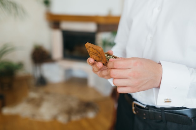 Novio con anillos de boda.