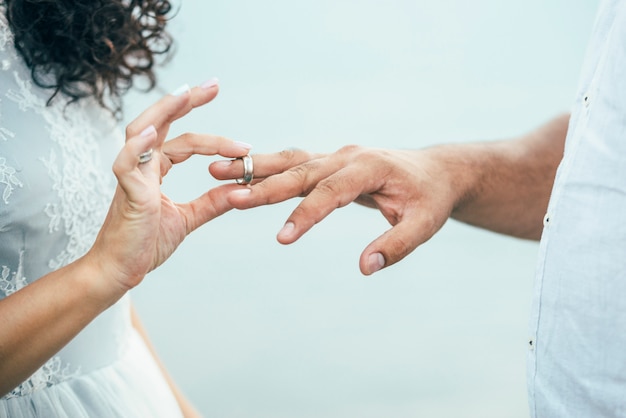 Novio con anillos en las manos