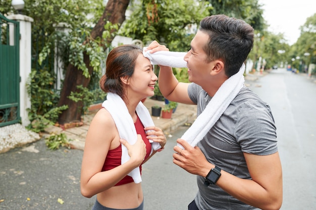 Novio ayudando a limpiar el sudor