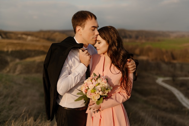 Novio besa a la novia en la frente