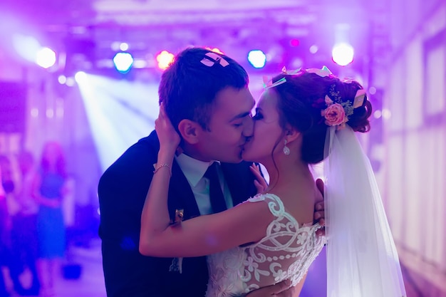 El novio besa a la novia durante el primer baile. Momento muy tierno.