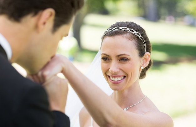 Novio besando en la mano de la novia