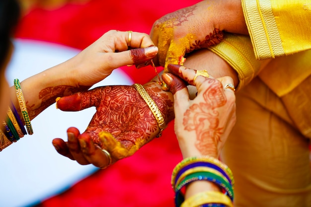 Novio de boda tradicional indio de la mano en la ceremonia haldi