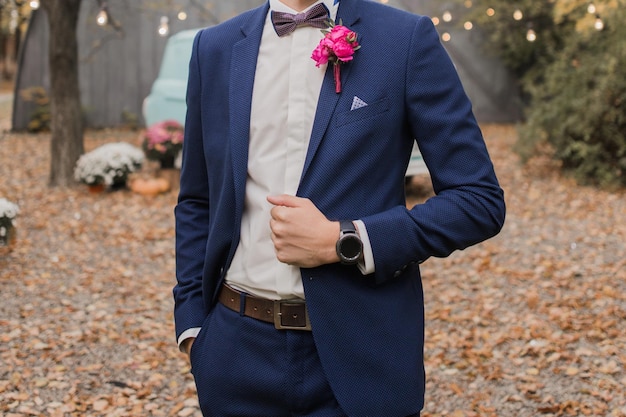 Novio en la boda con traje en el parque