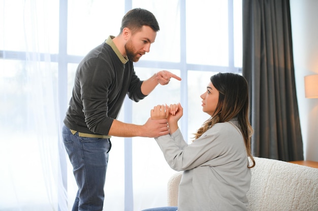 Un novio borracho y agresivo le grita a su novia.