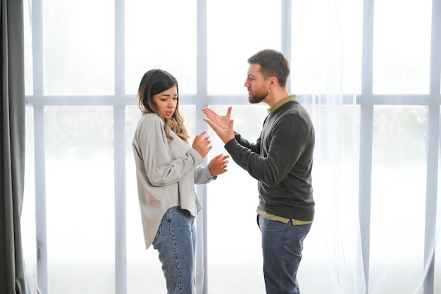 Foto un novio borracho y agresivo le grita a su novia.