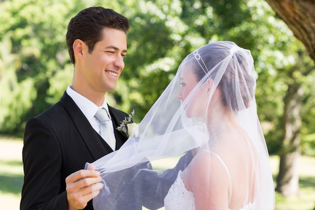 Novio desvelando a su novia en el jardín