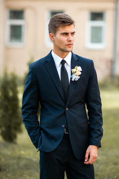 Novio elegante Estilo de hombre hermoso Día de la boda