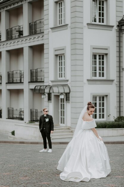 Novio elegante y novia bonita el día de la boda