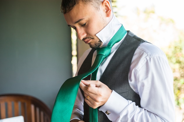 El novio feliz va a la boda