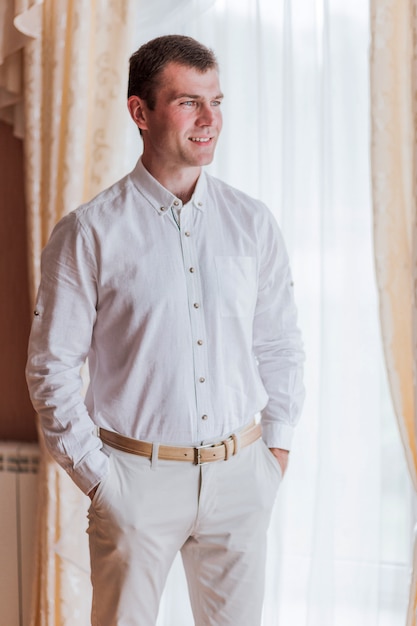 Foto novio feliz con una camisa blanca