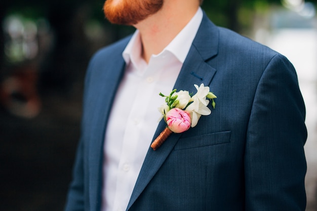 Novio de flor en el ojal de la boda