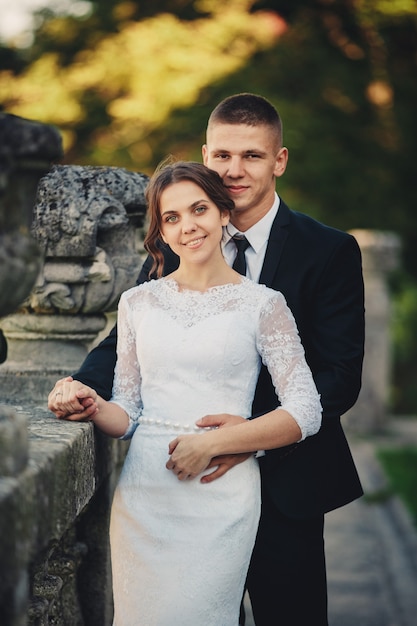 Novio guapo y su linda novia en el antiguo balcón