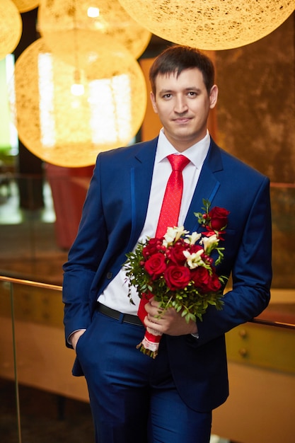 Novio con un hermoso ramo de flores.