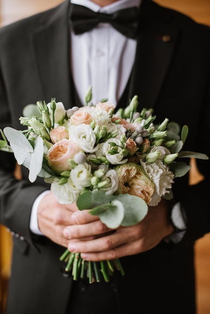 Novio con hermoso ramo de novia blanco Closeup