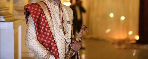 El novio indio en el día de la boda