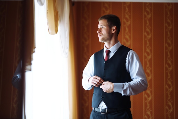 Novio de lujo en traje Empresario Honorarios del novio de la mañana El comienzo del día de la boda Moda masculina